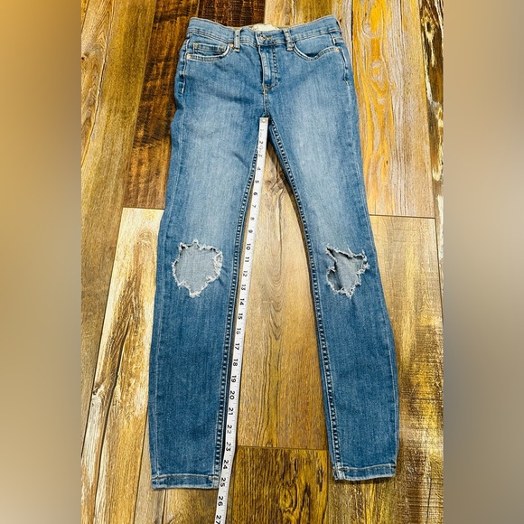Free Peopke Busted Knee Skinny Jeans. Size 26. EUC - Picture 6 of 7